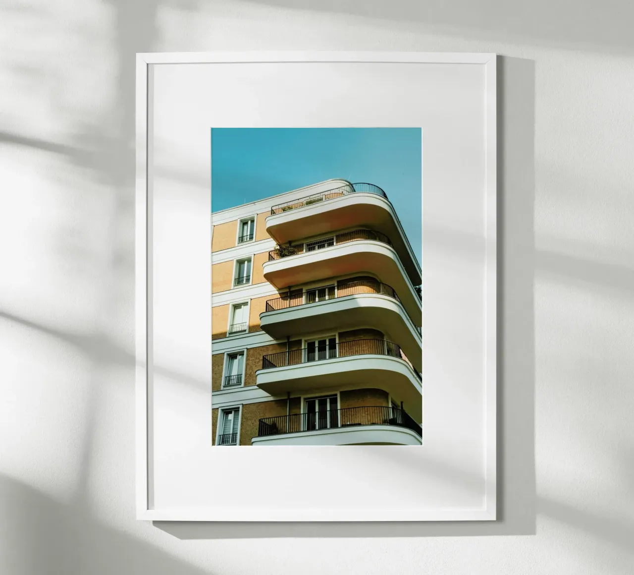 Sun Kissed Building poster con telaio in legno da Sebastian Hilgetag