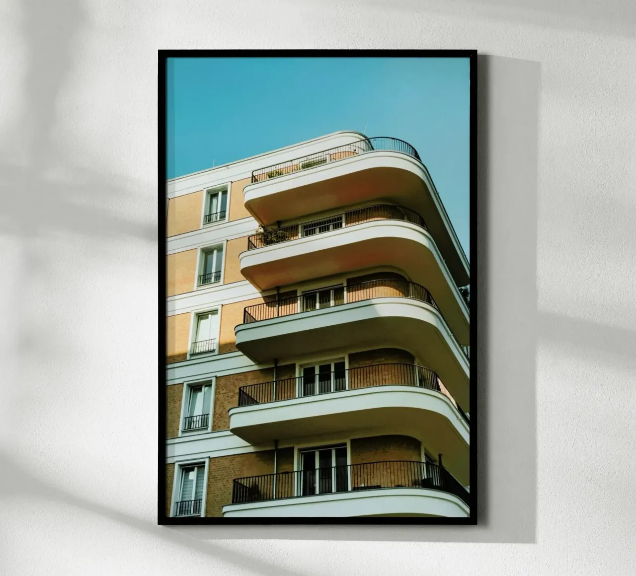 Sun Kissed Building poster con telaio in legno da Sebastian Hilgetag