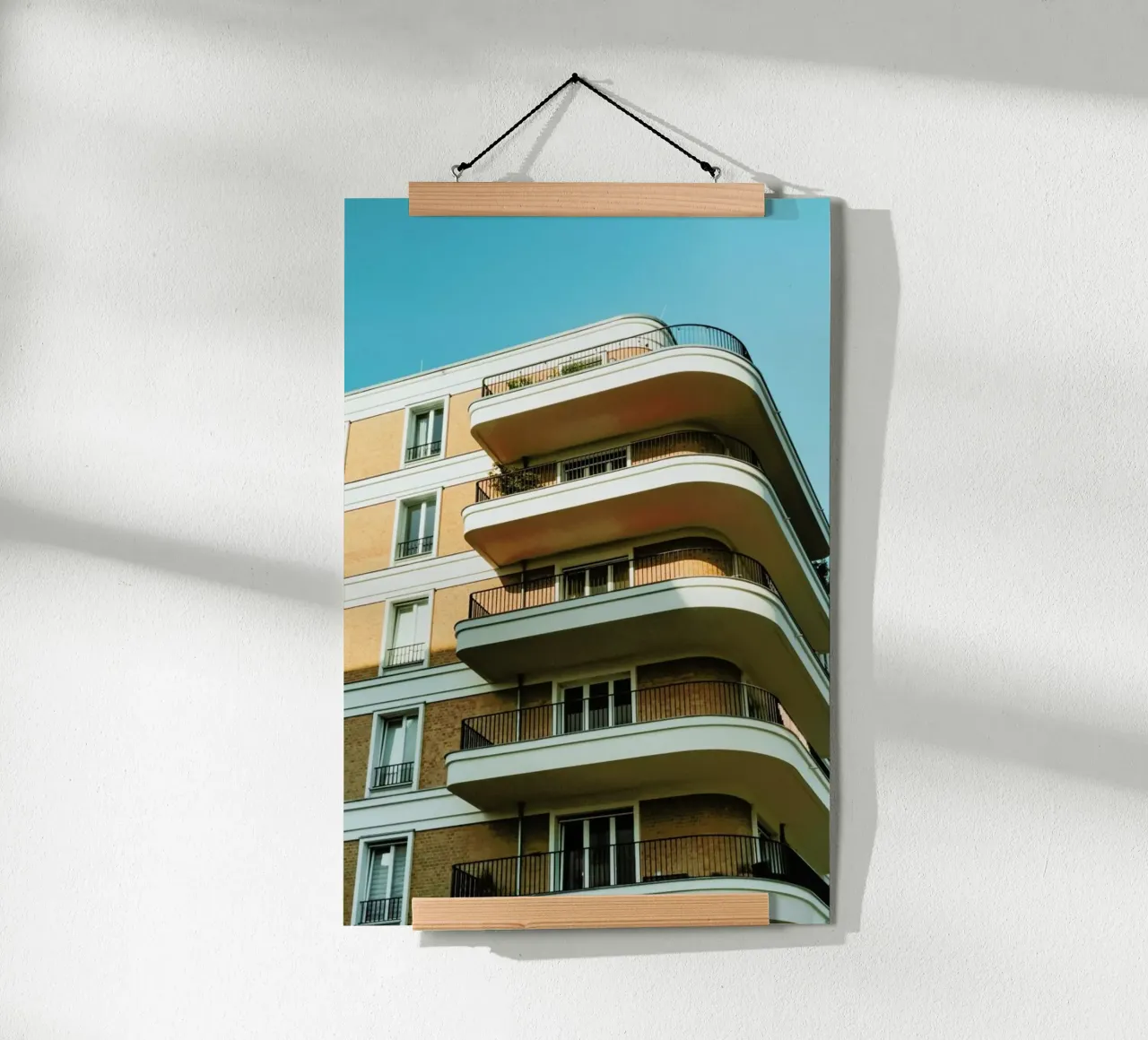 Sun Kissed Building poster con telaio in legno da Sebastian Hilgetag