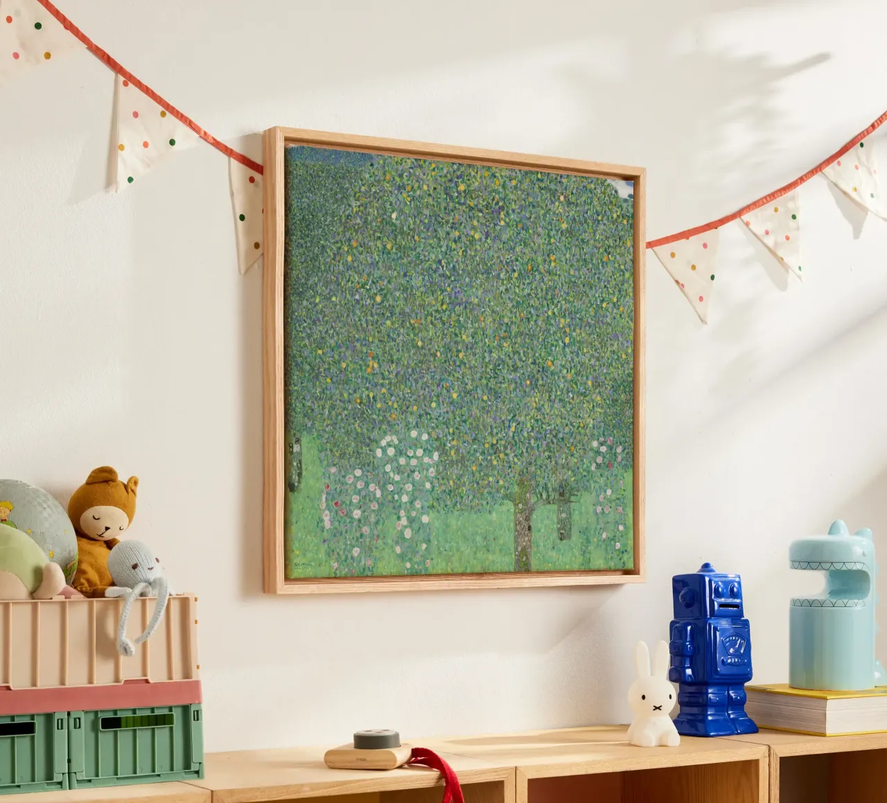 Klimts "Rosensträucher unter Bäumen" - Pointillistisch, Natur, üppig Leinwand mit Schattenfugenrahmen von ClubArt
