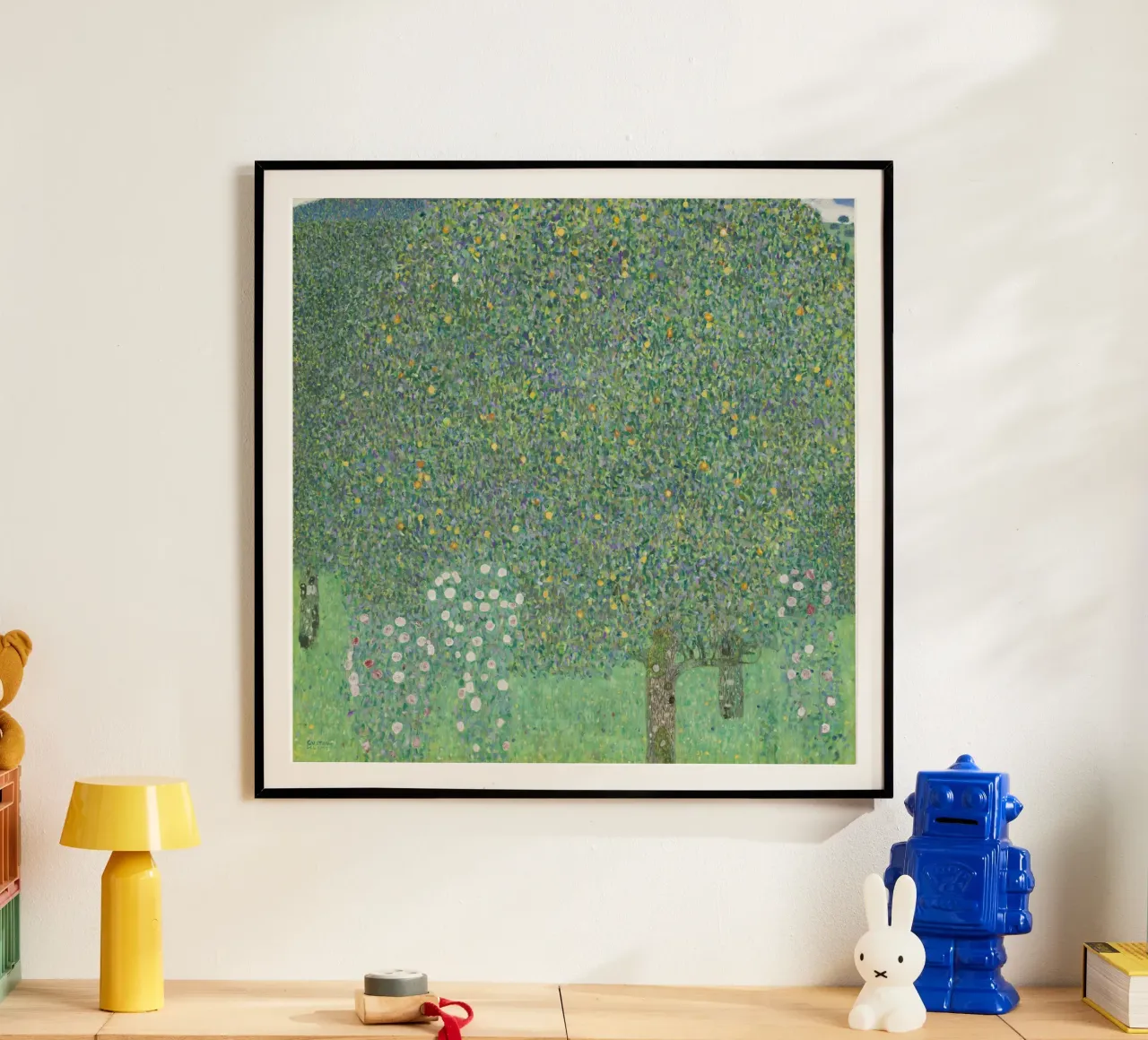 Klimts "Rosensträucher unter Bäumen" - Pointillistisch, Natur, üppig Poster von ClubArt