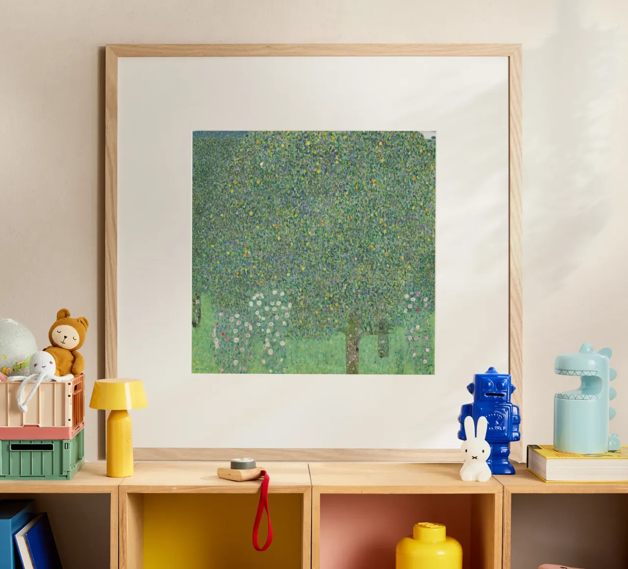 Klimts "Rosensträucher unter Bäumen" - Pointillistisch, Natur, üppig Poster von ClubArt