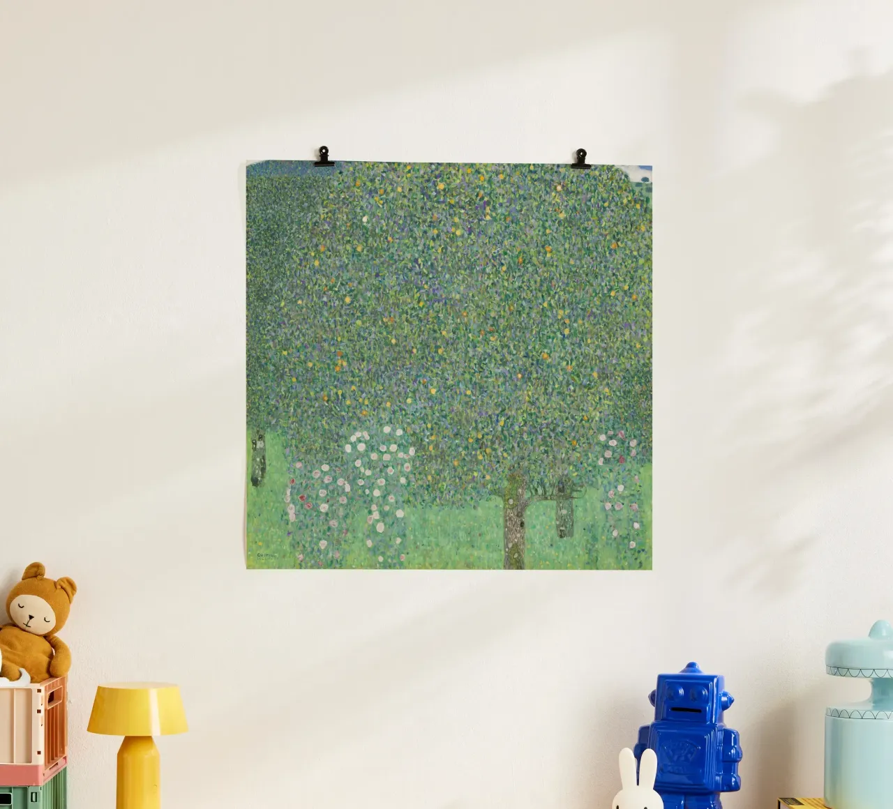 Klimts "Rosensträucher unter Bäumen" - Pointillistisch, Natur, üppig Poster von ClubArt
