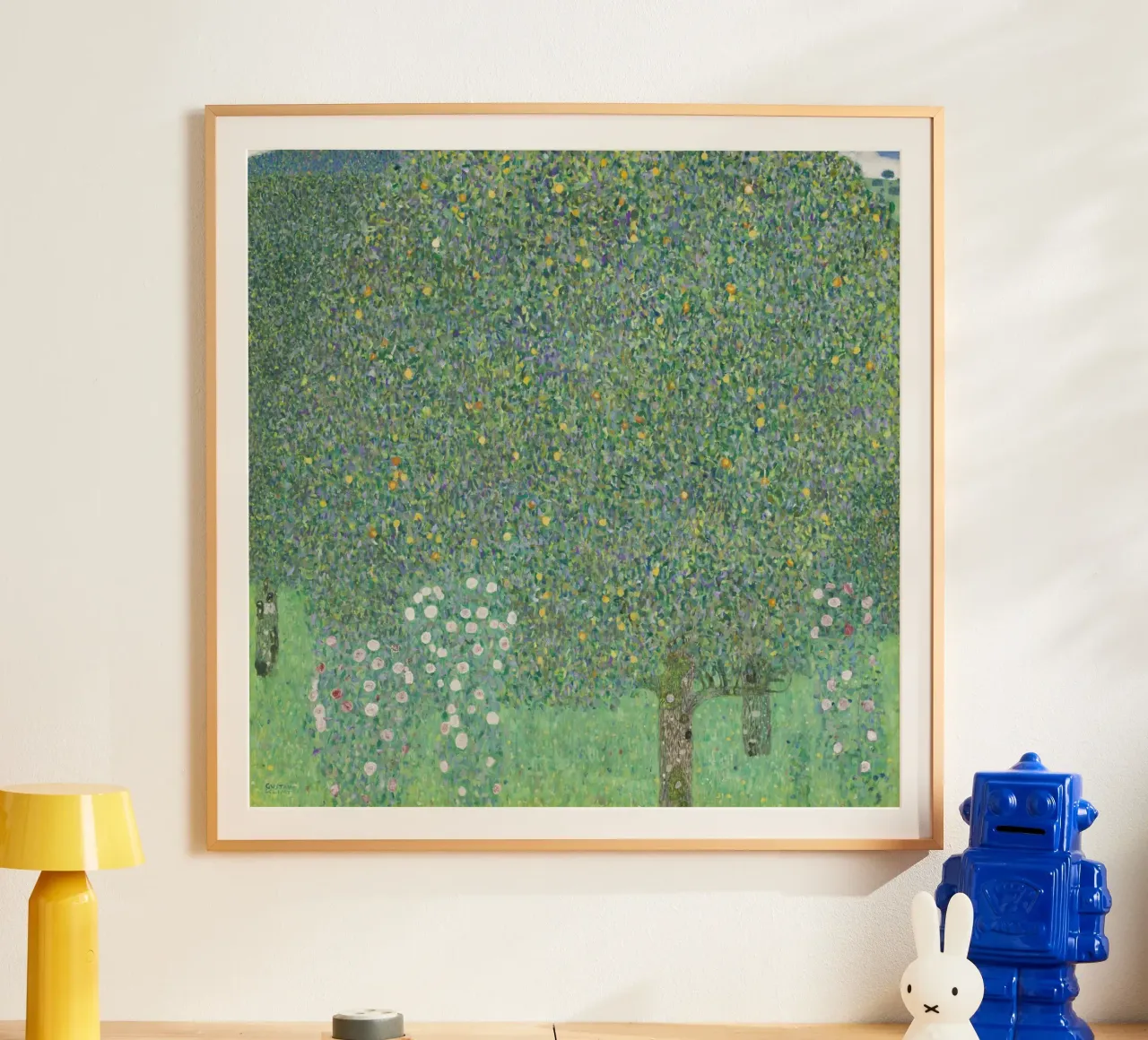Klimts "Rosensträucher unter Bäumen" - Pointillistisch, Natur, üppig Poster von ClubArt