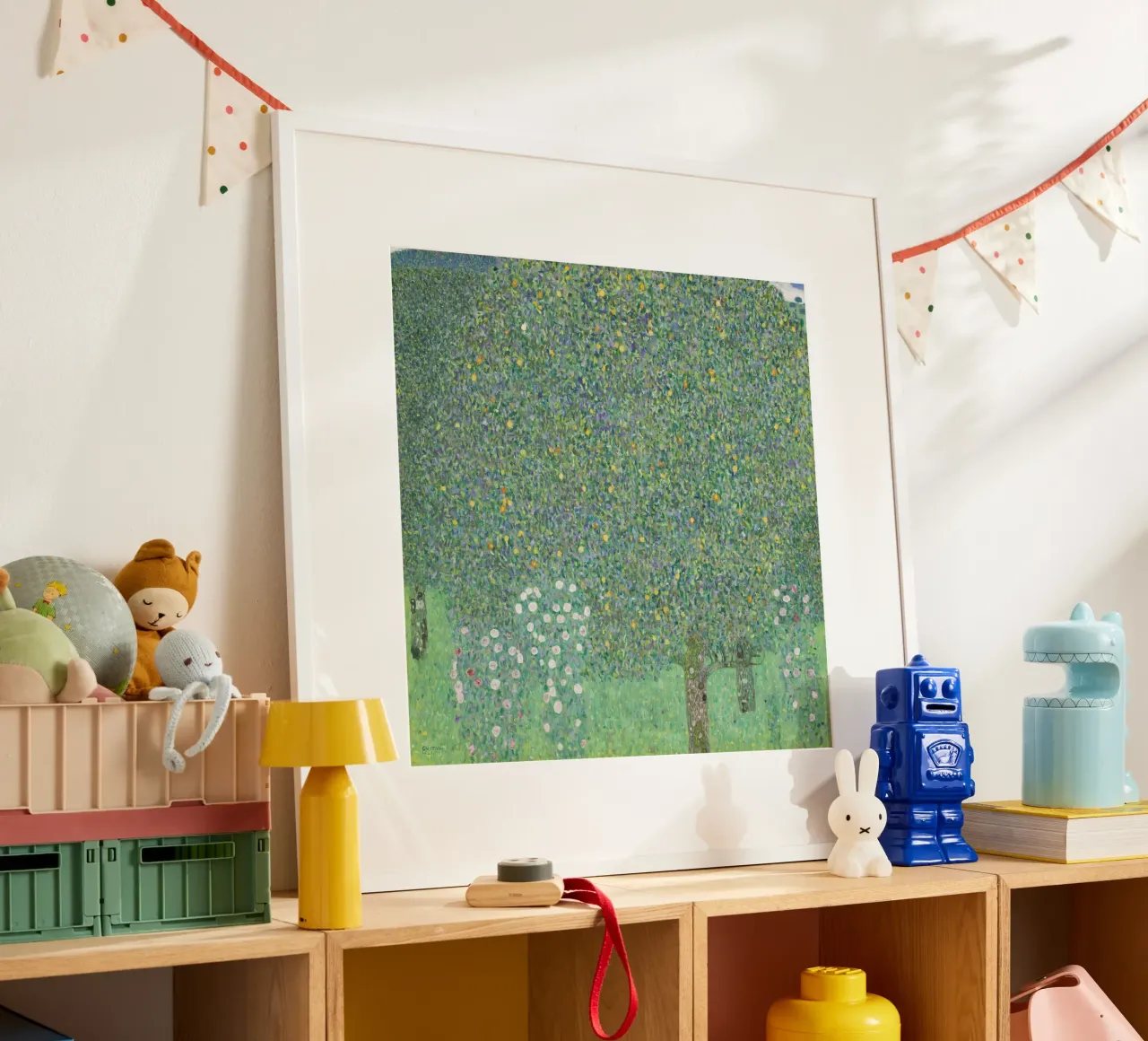Klimts "Rosensträucher unter Bäumen" - Pointillistisch, Natur, üppig Poster von ClubArt