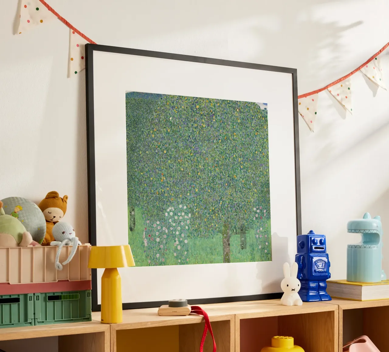 Klimts "Rosensträucher unter Bäumen" - Pointillistisch, Natur, üppig Poster von ClubArt