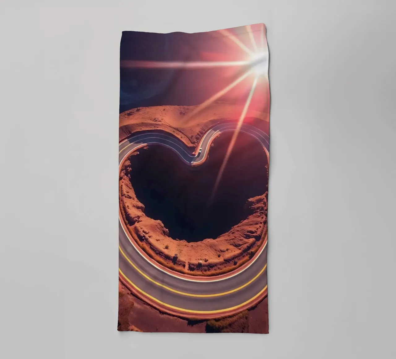 Kurvenreiche Straße in Form eines Herzens unter strahlender Sonne Handtuch von DesignDoodle