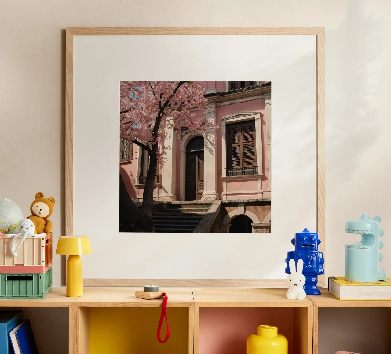 Wunderschönes rosafarbenes, mit Kirschblüten geschmücktes Gebäude Poster mit Aluminium Rahmen von DesignDoodle