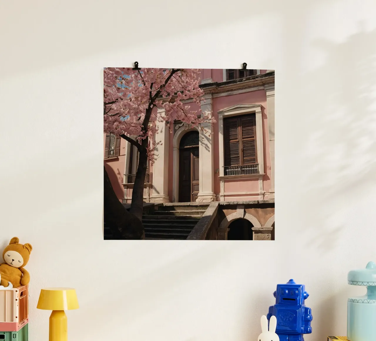 Wunderschönes rosafarbenes, mit Kirschblüten geschmücktes Gebäude Poster mit Aluminium Rahmen von DesignDoodle
