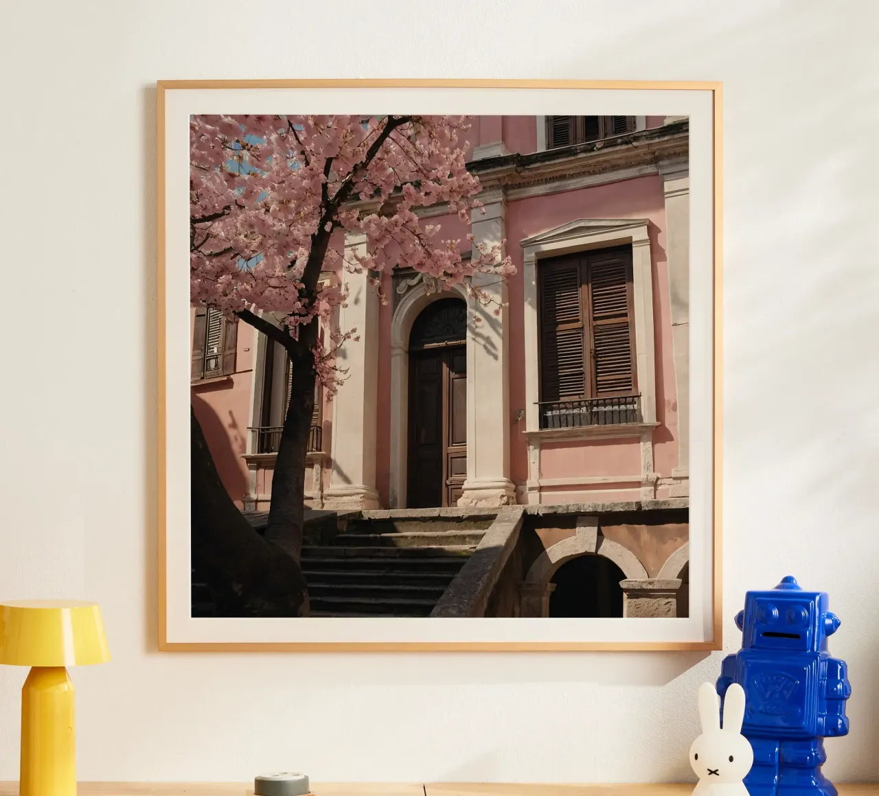 Wunderschönes rosafarbenes, mit Kirschblüten geschmücktes Gebäude Poster mit Aluminium Rahmen von DesignDoodle