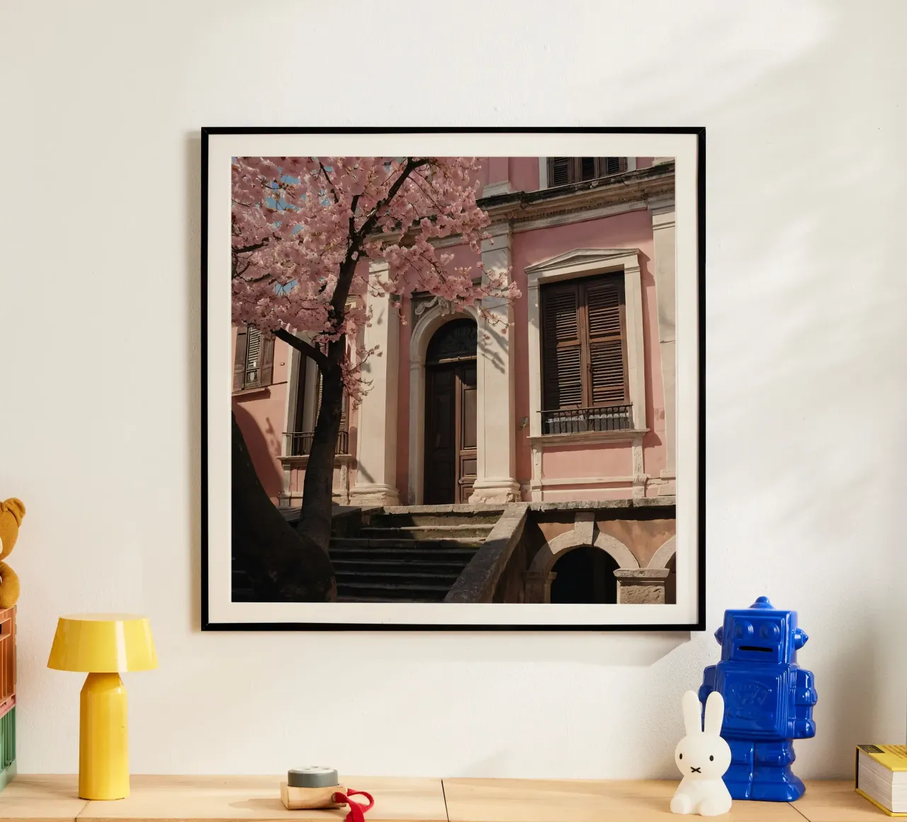 Wunderschönes rosafarbenes, mit Kirschblüten geschmücktes Gebäude Poster mit Aluminium Rahmen von DesignDoodle