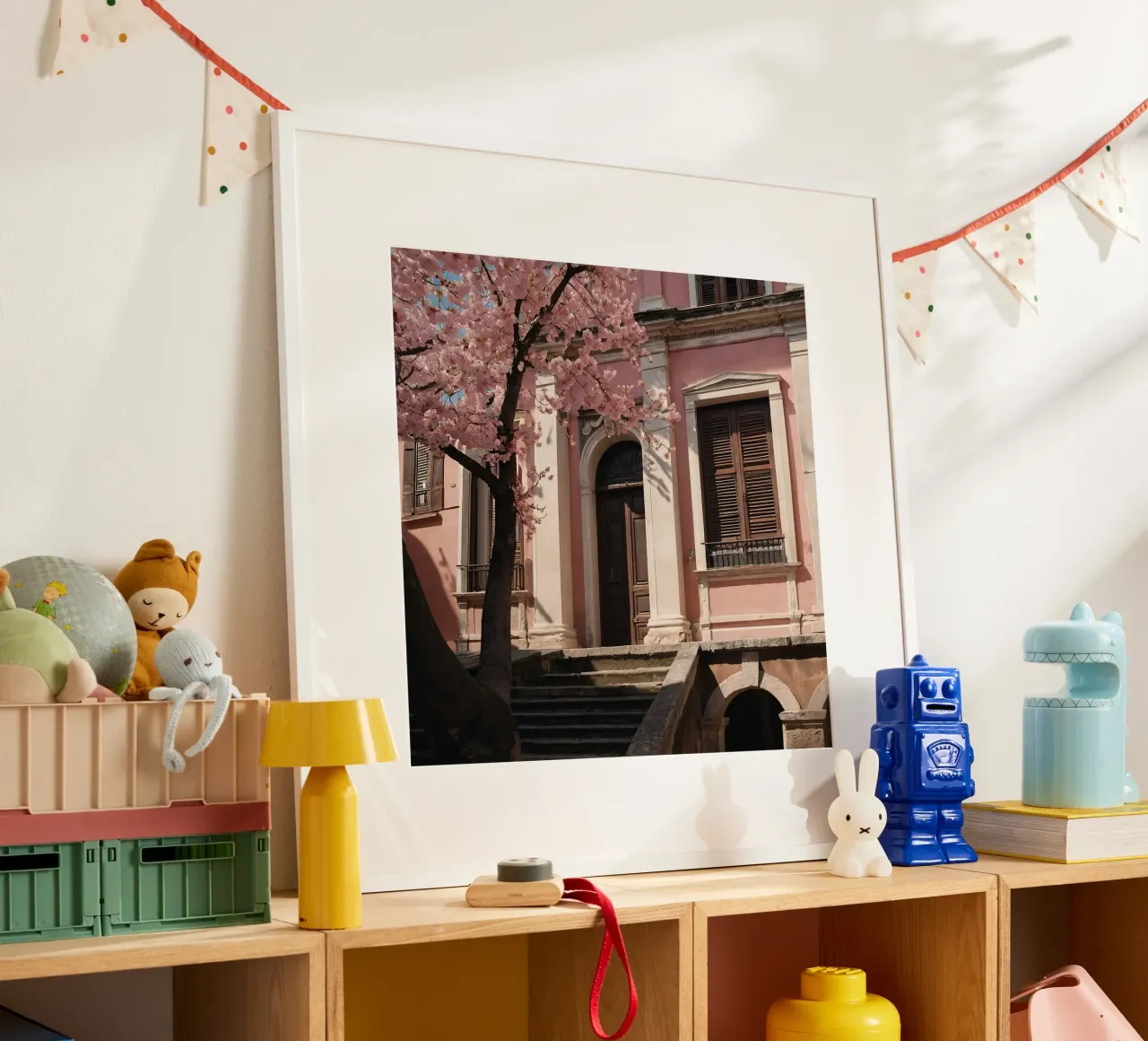 Wunderschönes rosafarbenes, mit Kirschblüten geschmücktes Gebäude Poster mit Aluminium Rahmen von DesignDoodle