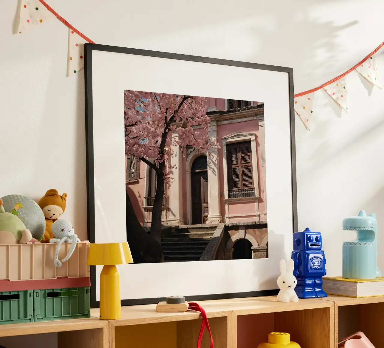 Wunderschönes rosafarbenes, mit Kirschblüten geschmücktes Gebäude Poster mit Aluminium Rahmen von DesignDoodle
