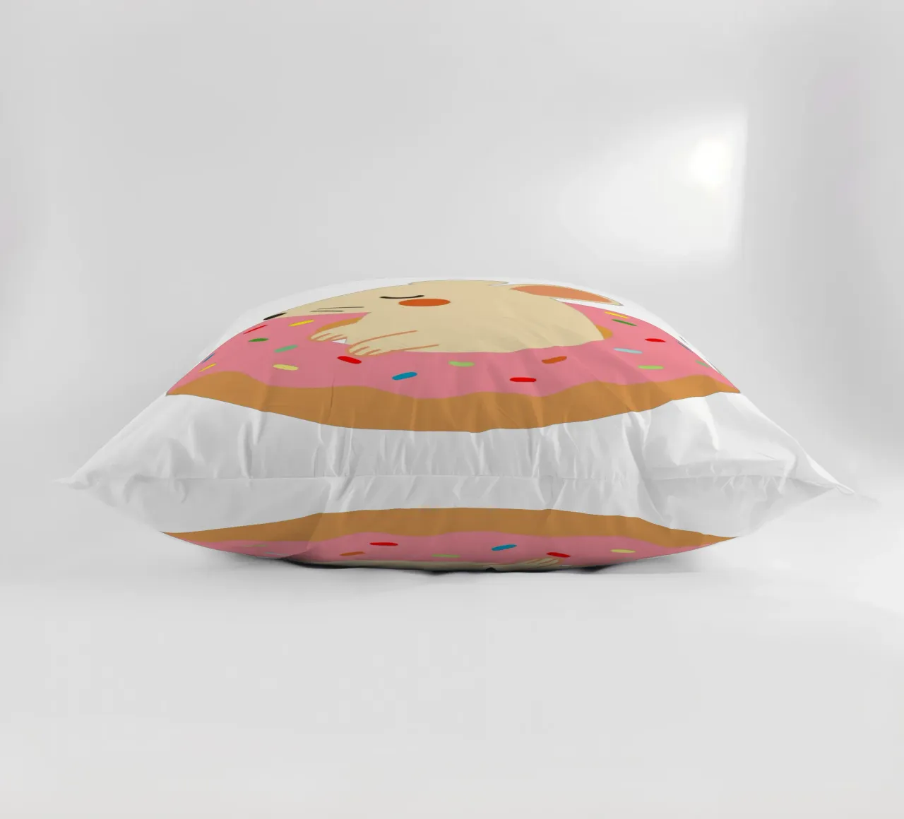 Douce souris dans un beignet - Illustration animalière ludique coussin de namosh