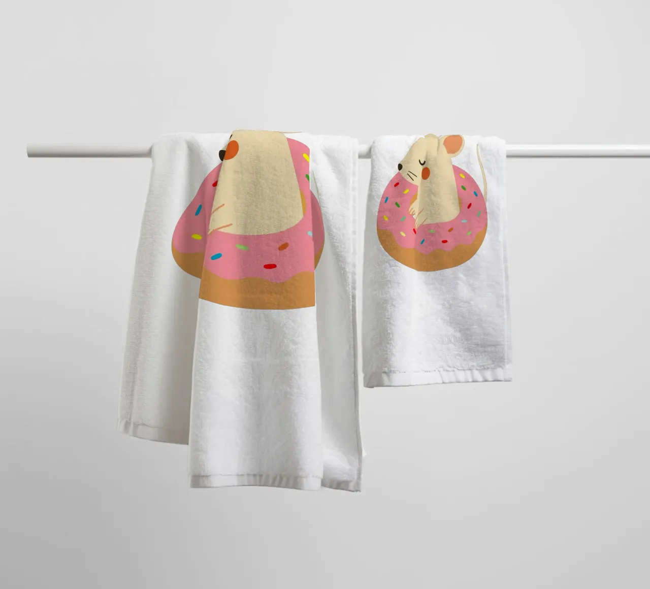 Douce souris dans un beignet - Illustration animalière ludique serviette de bain de namosh