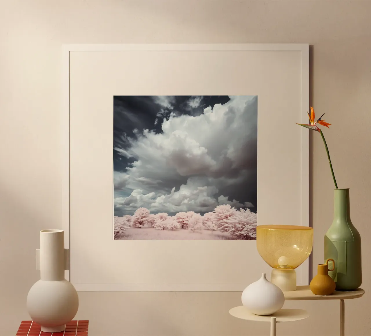 Nuvole drammatiche si librano su alberi dalle sfumature rosa in un'incantevole poster da DesignDoodle