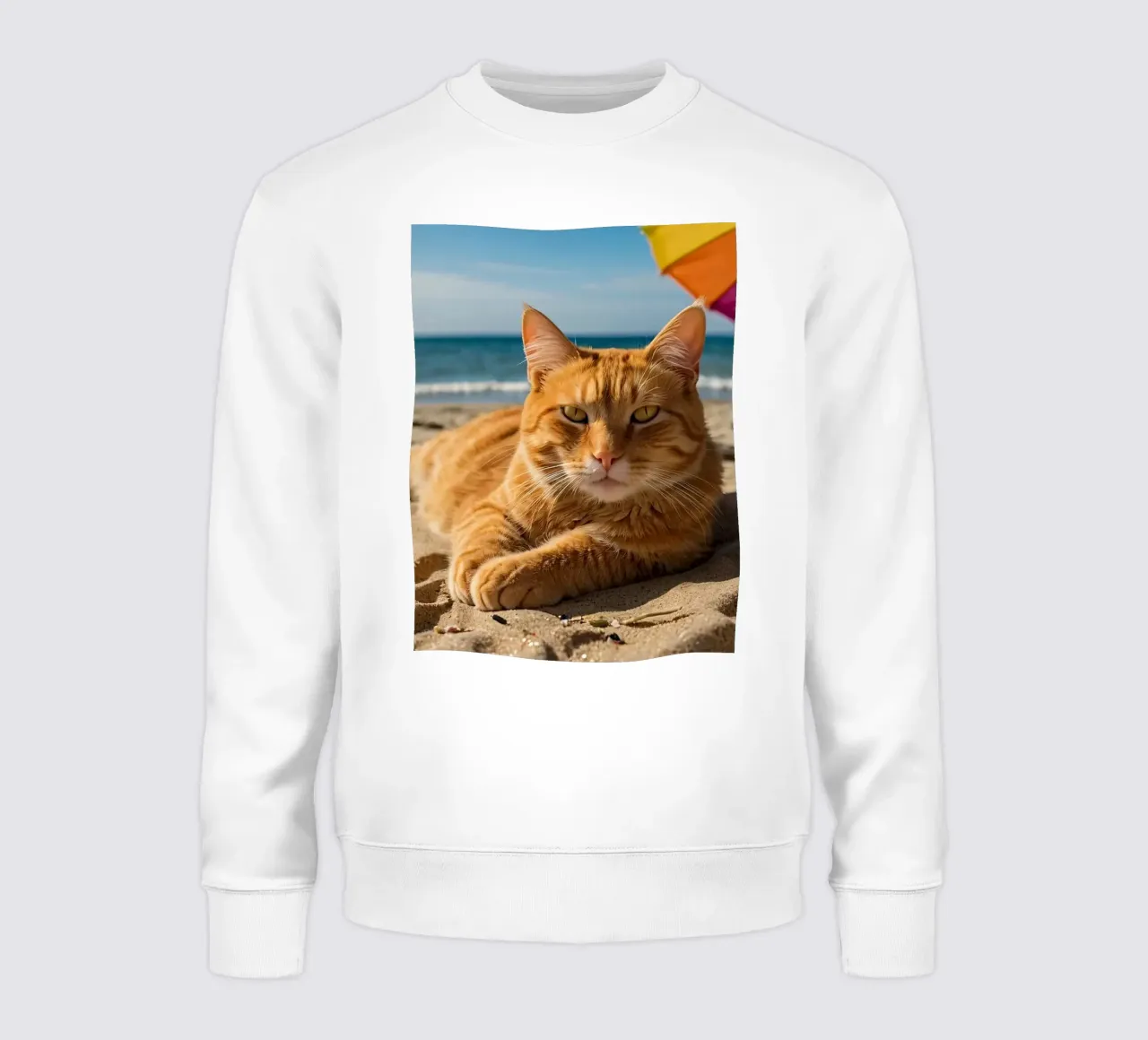 Gatto arancione che si rilassa sulla spiaggia sabbiosa sotto un ombrellone colorato felpa da DesignDoodle