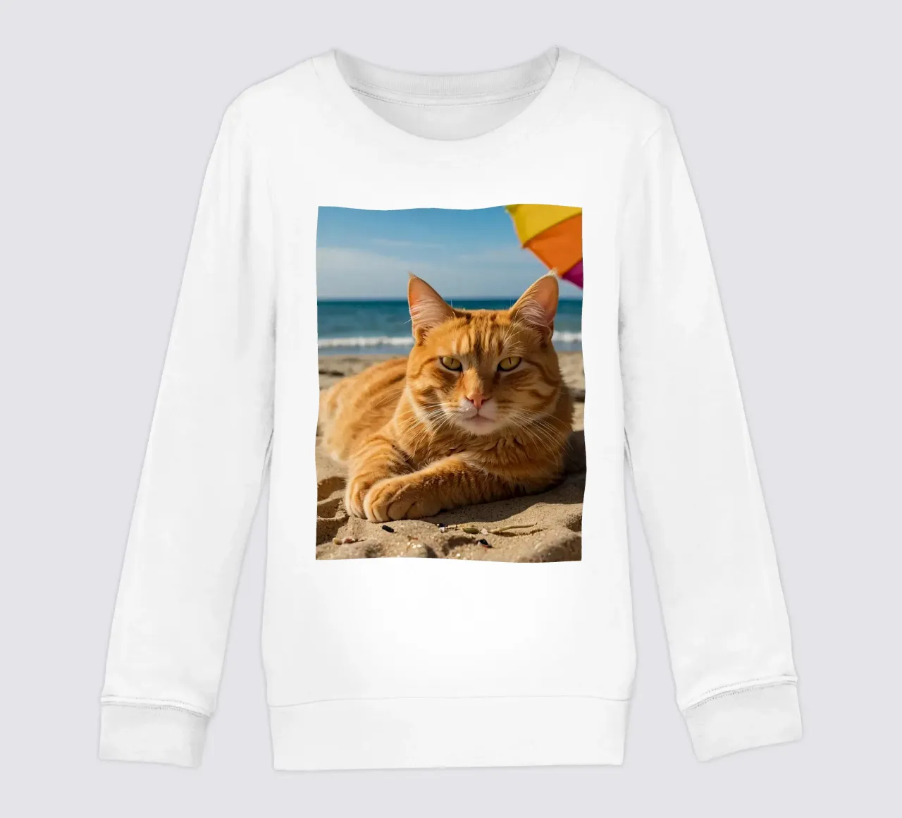Gatto arancione che si rilassa sulla spiaggia sabbiosa sotto un ombrellone colorato felpa bambino da DesignDoodle