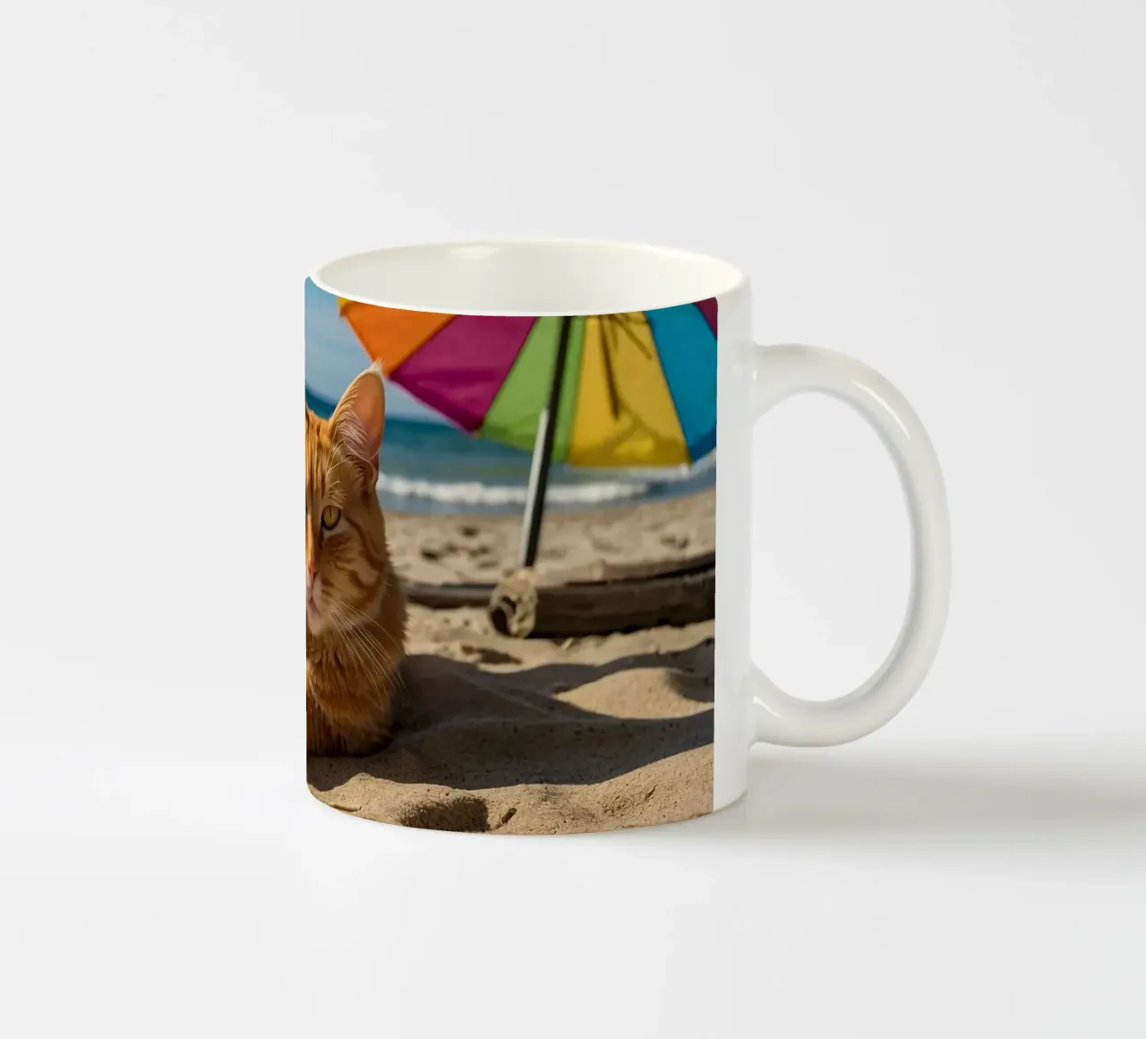 Gatto arancione che si rilassa sulla spiaggia sabbiosa sotto un ombrellone colorato tazza in ceramica da DesignDoodle