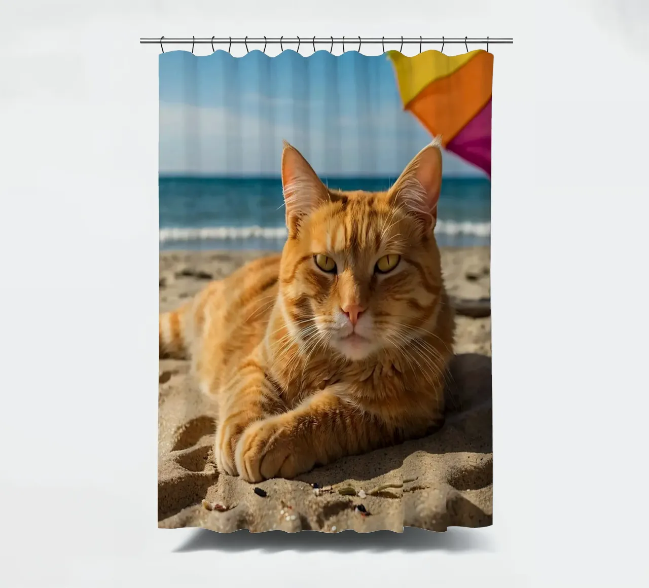 Gatto arancione che si rilassa sulla spiaggia sabbiosa sotto un ombrellone colorato tenda da doccia da DesignDoodle