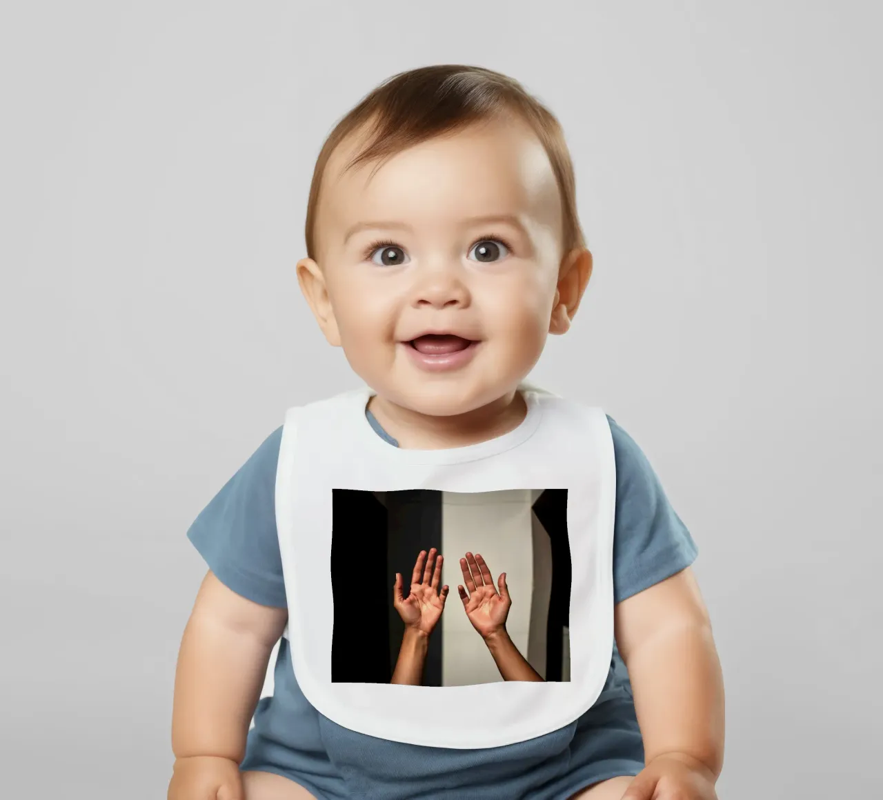 Mani protese verso la luce in un ambiente minimalista bavaglino da DesignDoodle