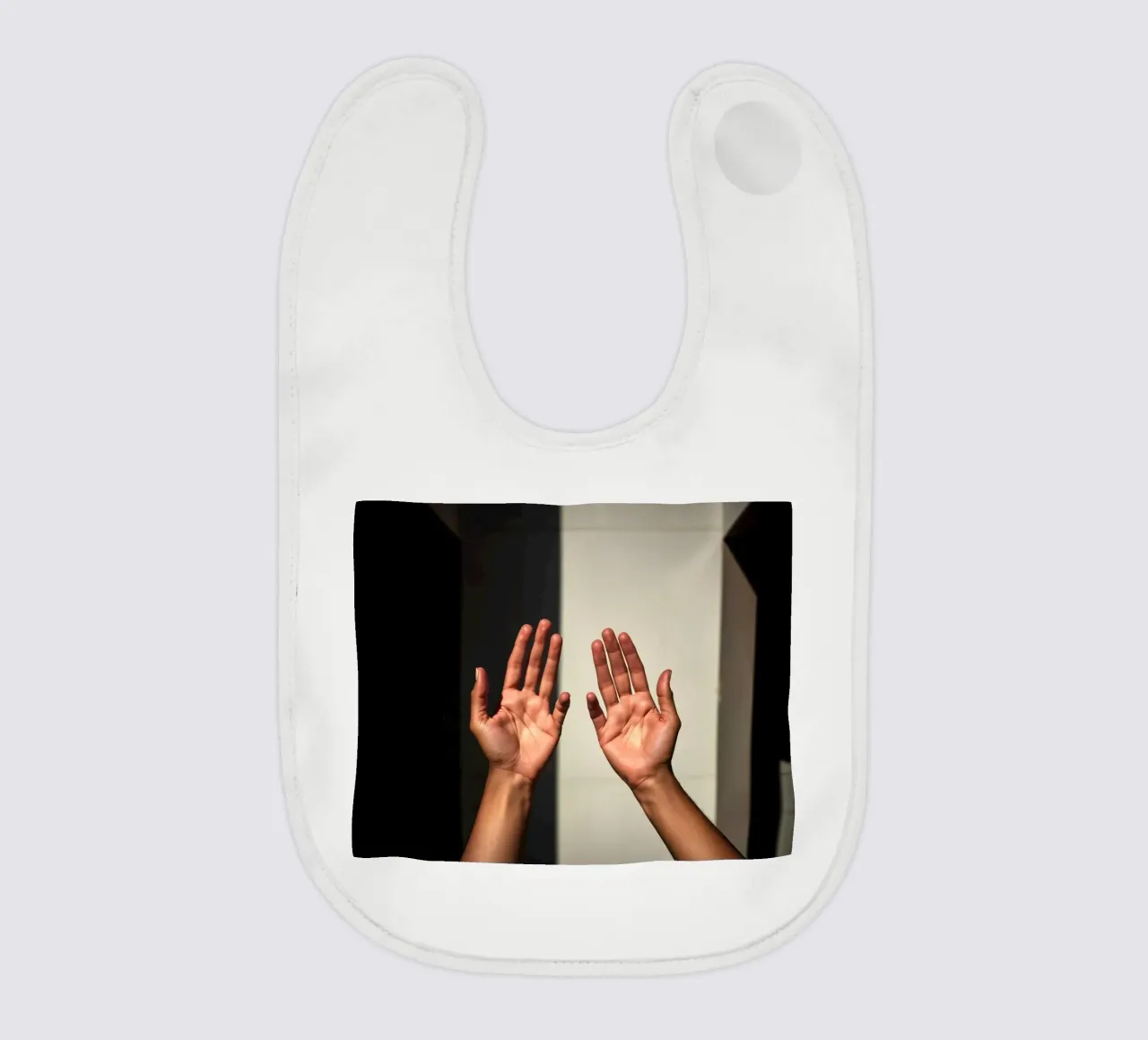 Mani protese verso la luce in un ambiente minimalista bavaglino da DesignDoodle
