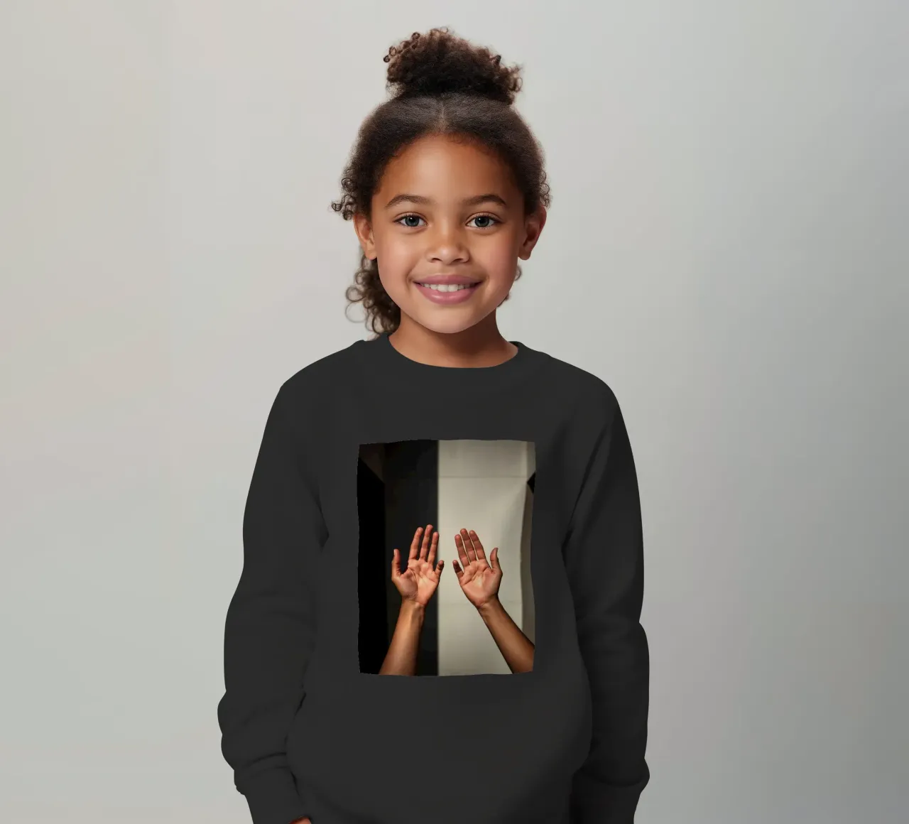 Mani protese verso la luce in un ambiente minimalista felpa bambino da DesignDoodle