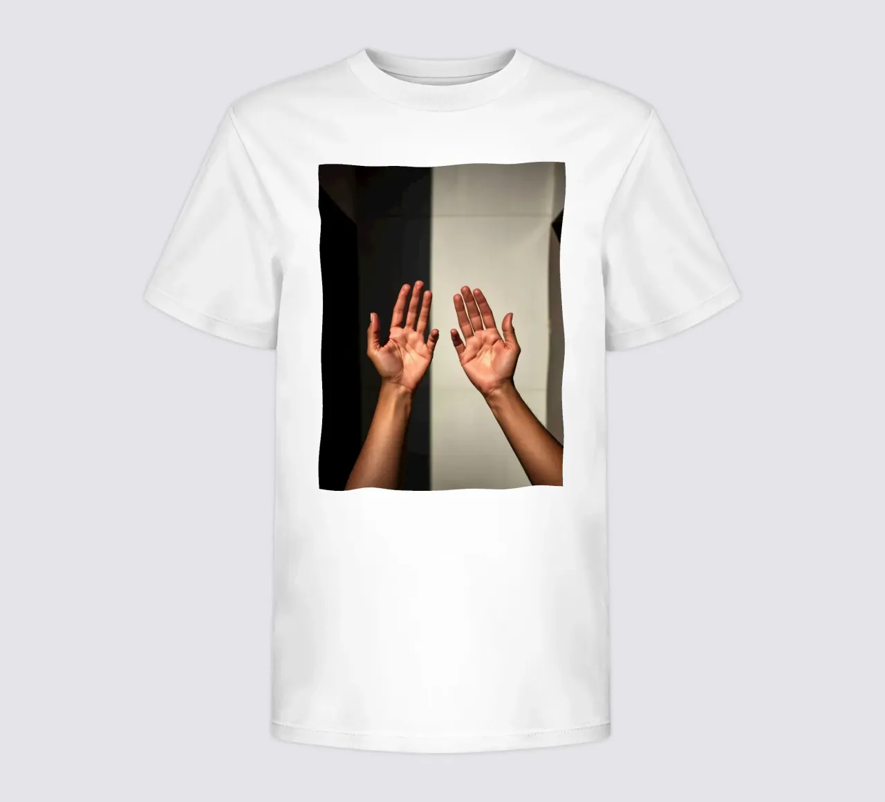 Mani protese verso la luce in un ambiente minimalista t-shirt bambini da DesignDoodle