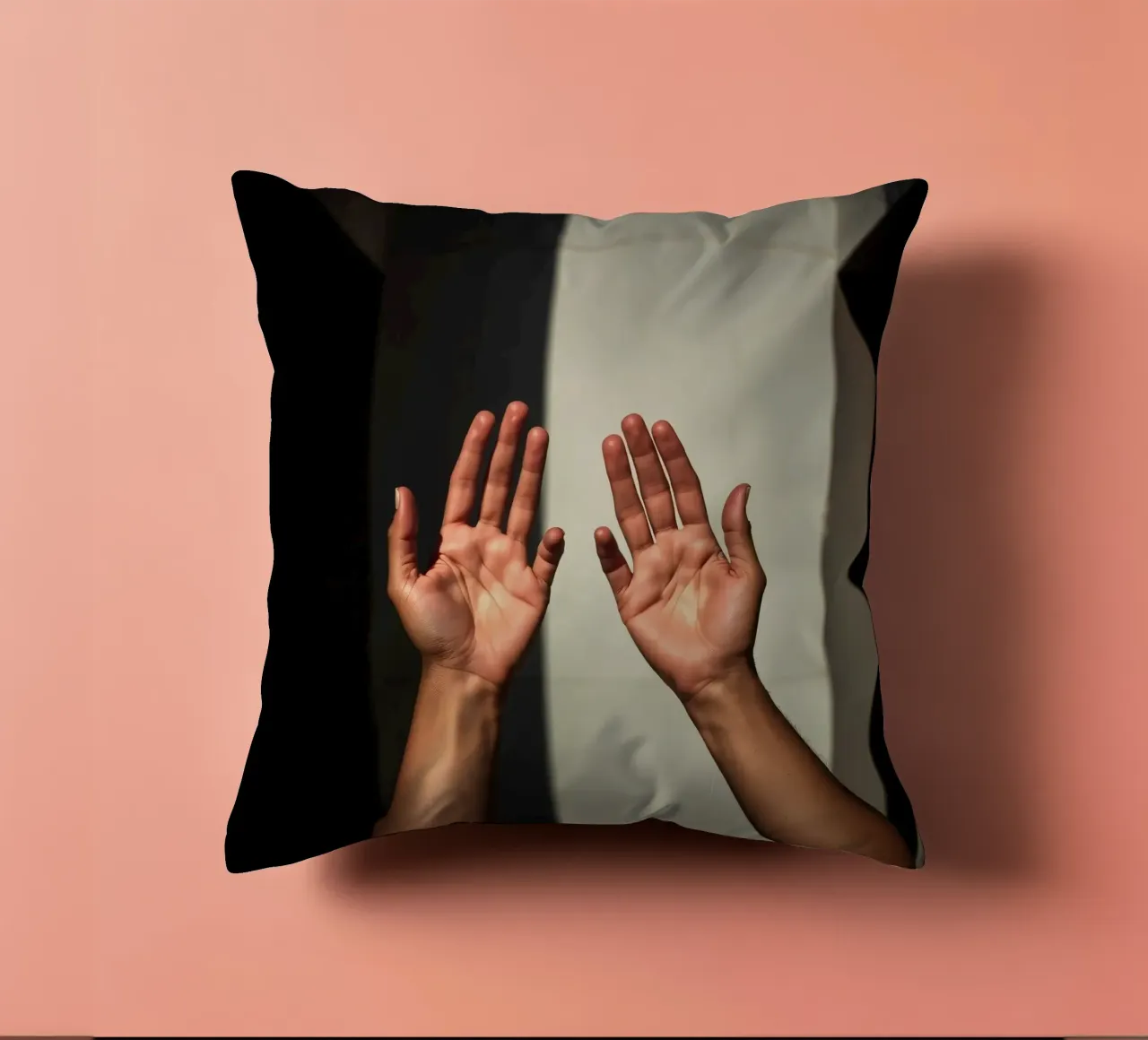 Mani protese verso la luce in un ambiente minimalista cuscino da DesignDoodle