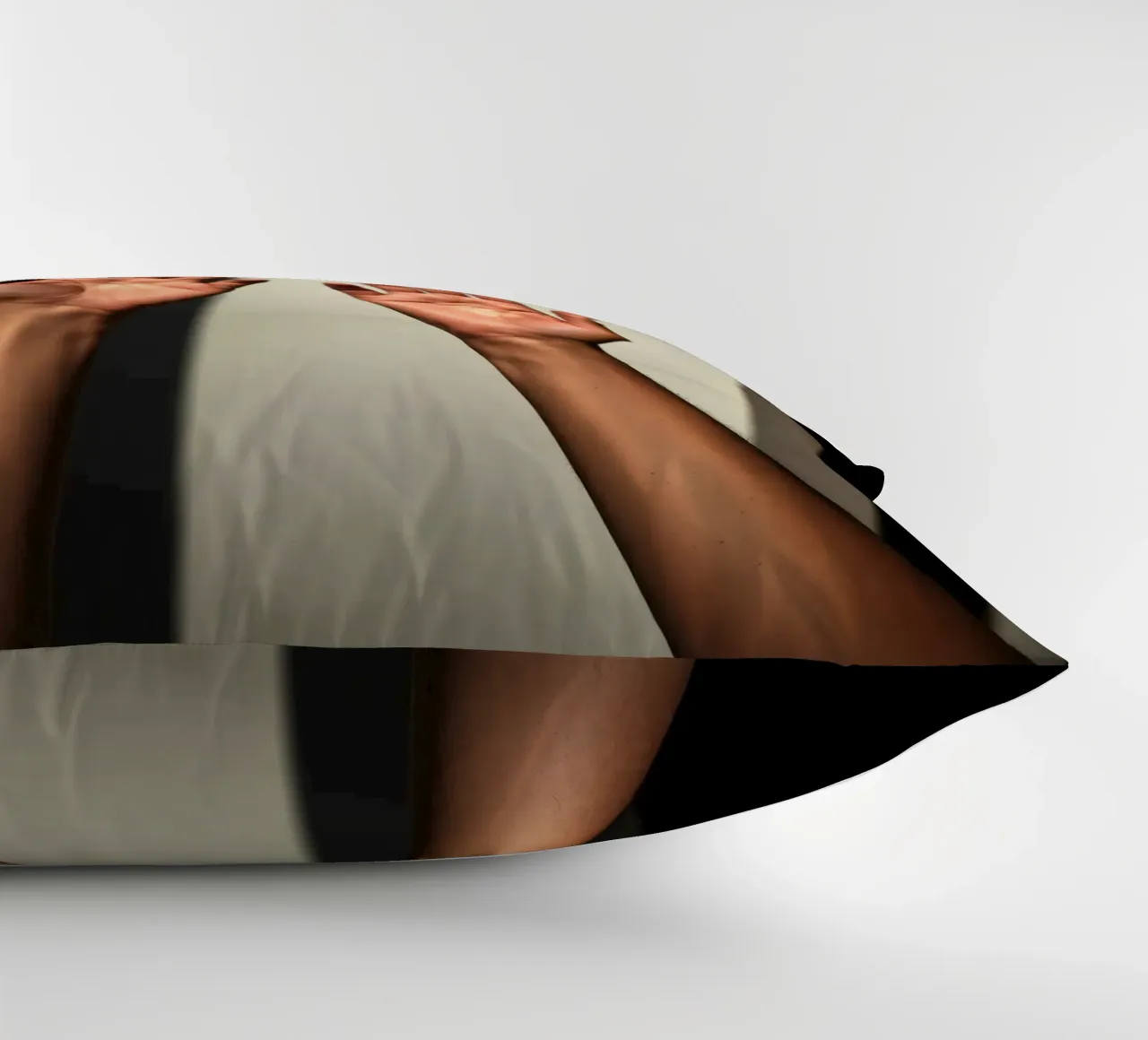 Mani protese verso la luce in un ambiente minimalista cuscino da DesignDoodle