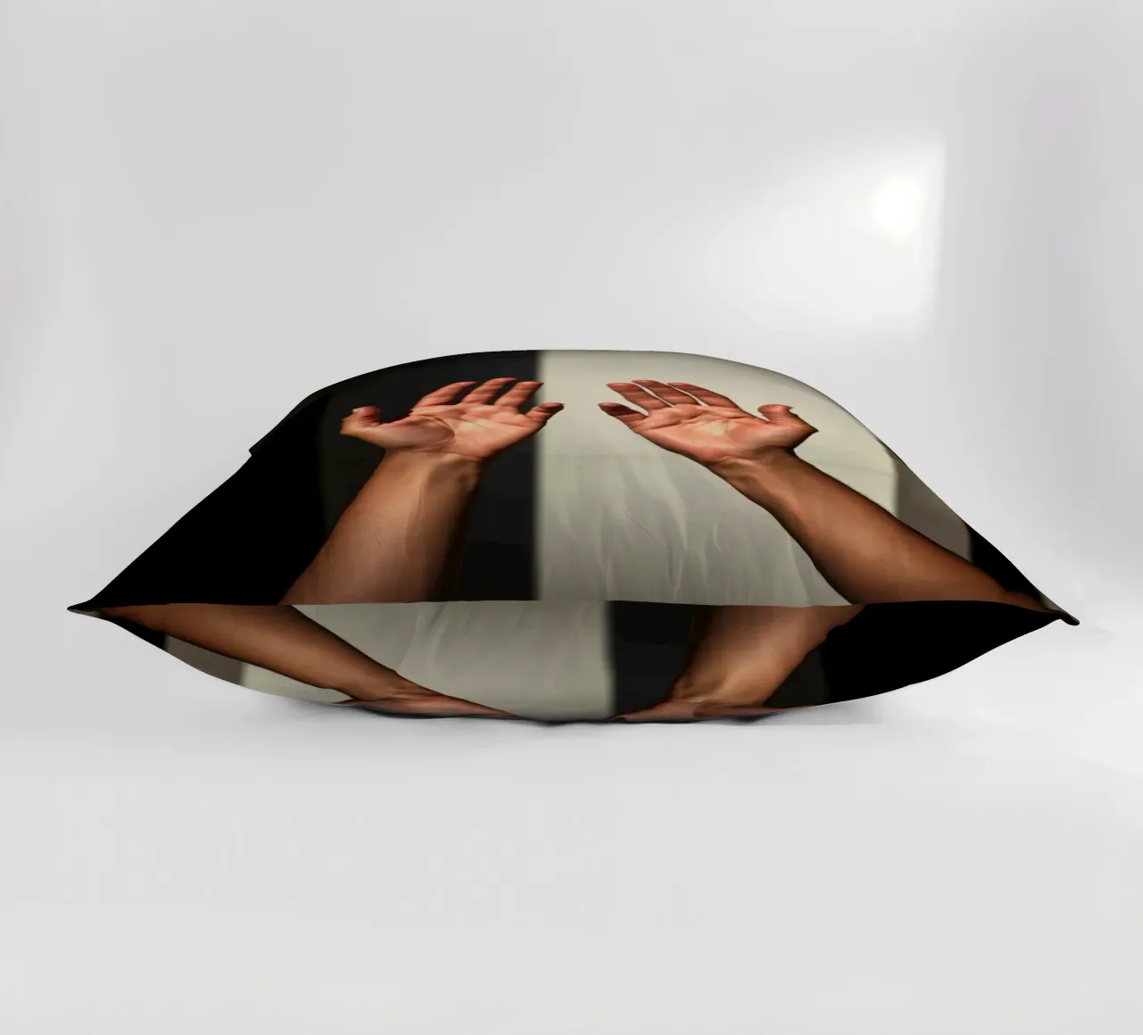 Mani protese verso la luce in un ambiente minimalista cuscino da DesignDoodle