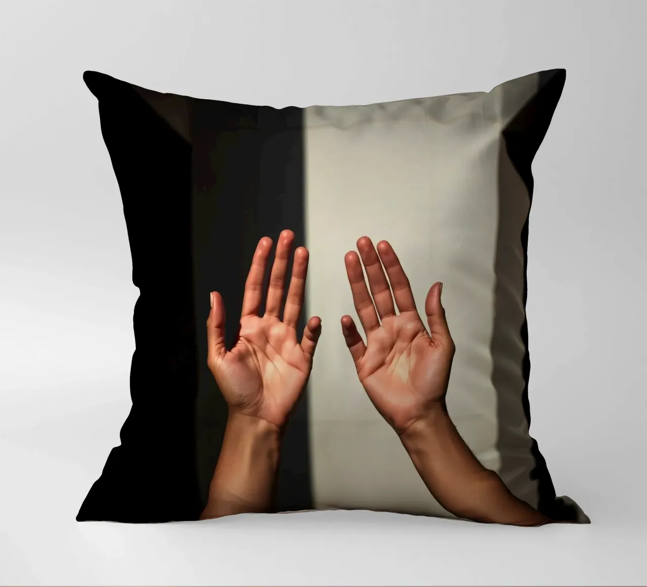 Mani protese verso la luce in un ambiente minimalista cuscino da DesignDoodle