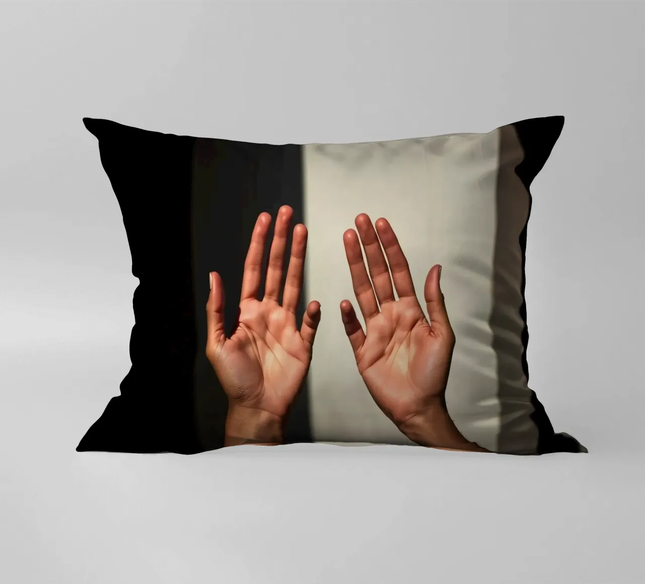 Mani protese verso la luce in un ambiente minimalista cuscino da DesignDoodle