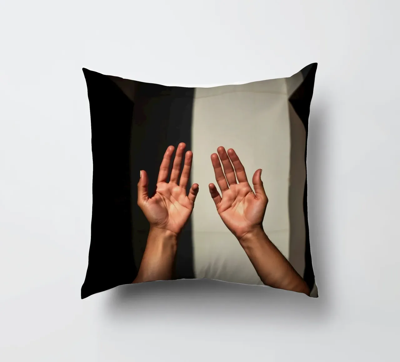 Mani protese verso la luce in un ambiente minimalista cuscino da DesignDoodle