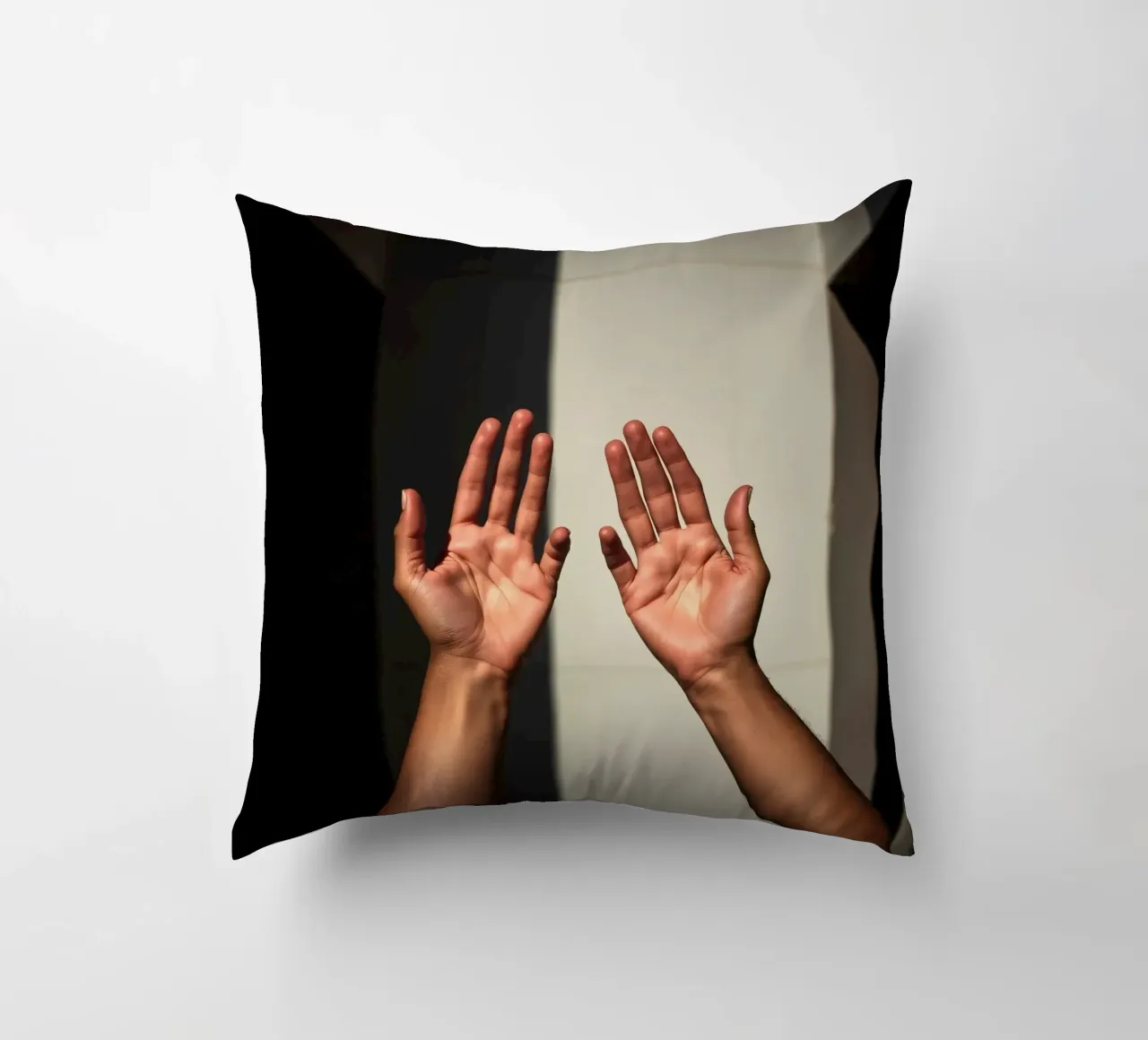 Mani protese verso la luce in un ambiente minimalista cuscino da DesignDoodle
