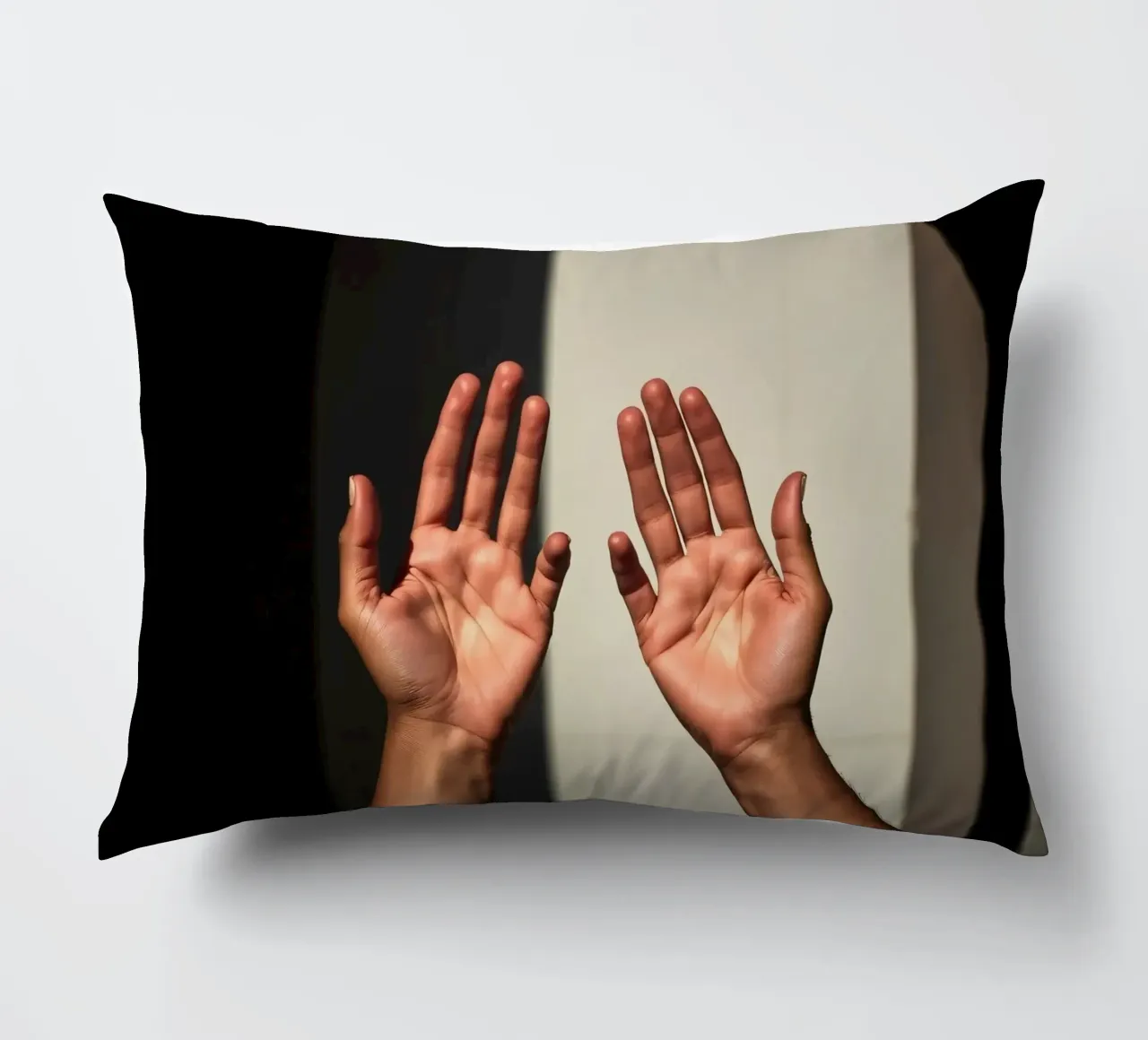 Mani protese verso la luce in un ambiente minimalista cuscino da DesignDoodle