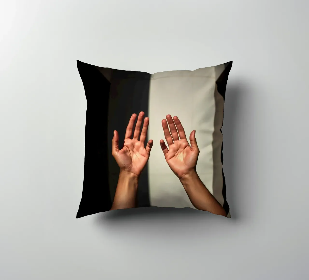 Mani protese verso la luce in un ambiente minimalista cuscino da DesignDoodle