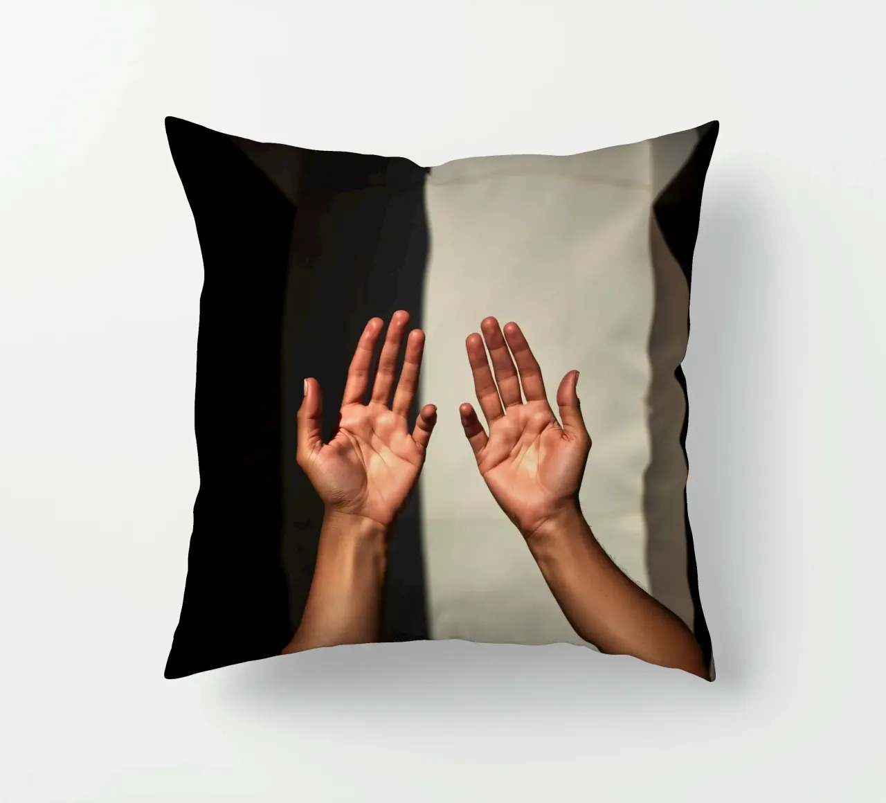 Mani protese verso la luce in un ambiente minimalista cuscino da DesignDoodle
