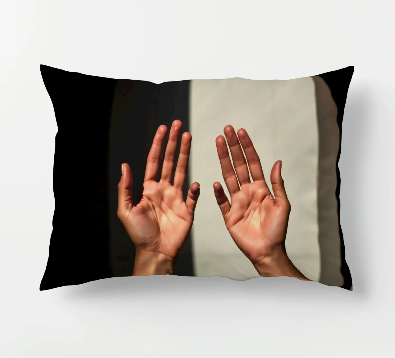 Mani protese verso la luce in un ambiente minimalista cuscino da DesignDoodle