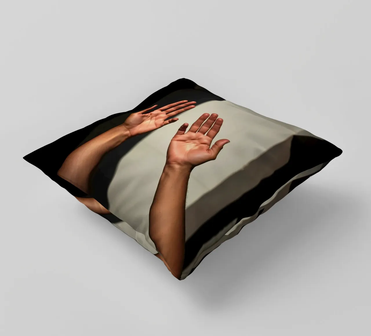 Mani protese verso la luce in un ambiente minimalista cuscino da DesignDoodle