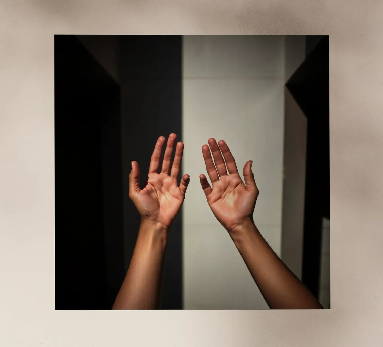 Mani protese verso la luce in un ambiente minimalista pellicola backlit da DesignDoodle