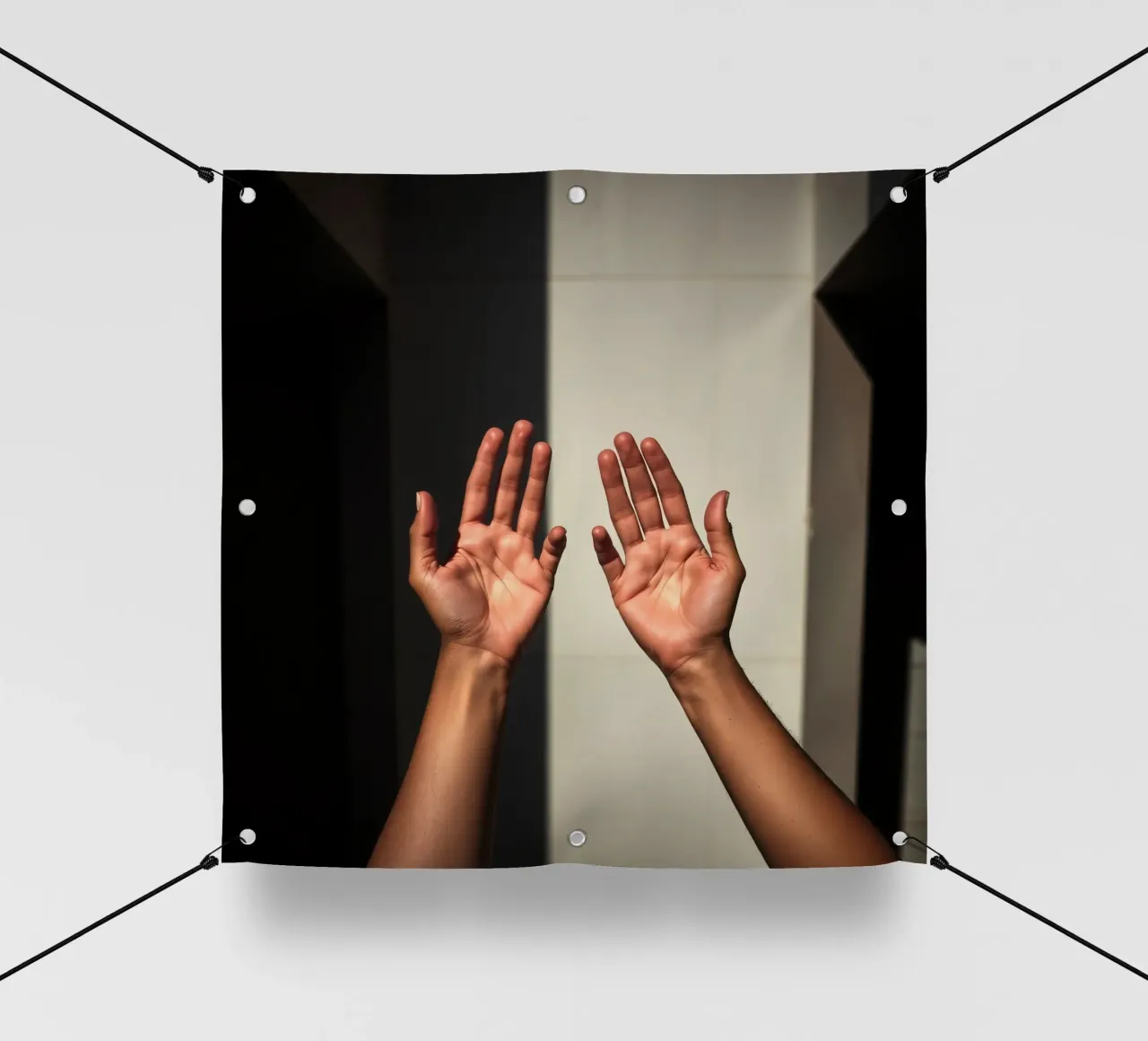 Mani protese verso la luce in un ambiente minimalista telo in pvc da DesignDoodle