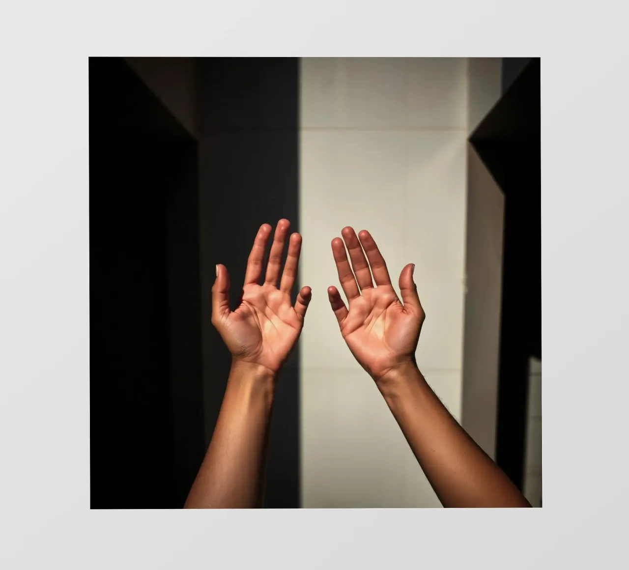 Mani protese verso la luce in un ambiente minimalista telo in pvc da DesignDoodle