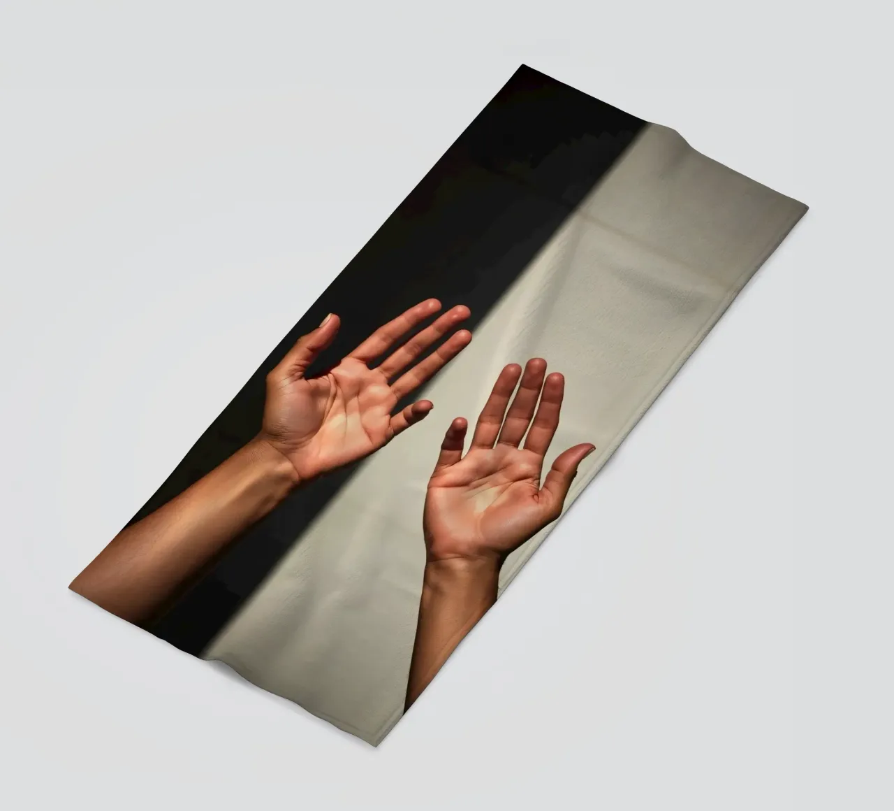 Mani protese verso la luce in un ambiente minimalista telo mare da DesignDoodle