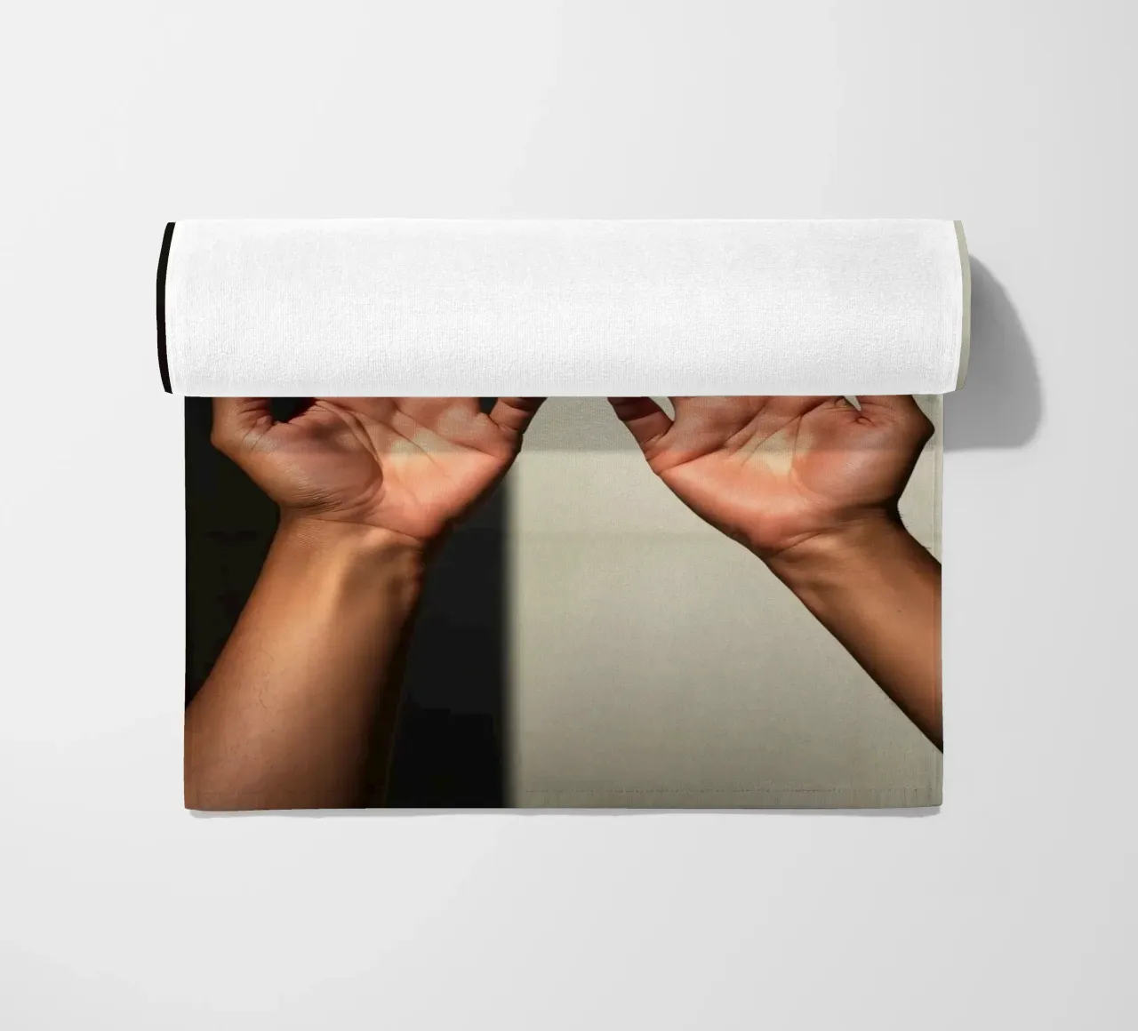 Mani protese verso la luce in un ambiente minimalista telo mare da DesignDoodle