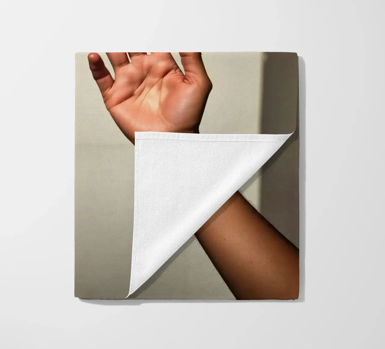 Mani protese verso la luce in un ambiente minimalista telo mare da DesignDoodle