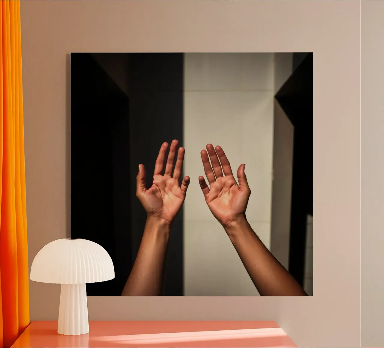 Mani protese verso la luce in un ambiente minimalista plexiglass da DesignDoodle