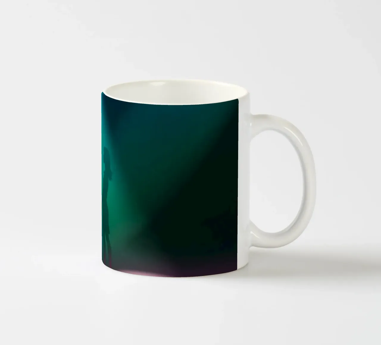 Due figure che si tengono per mano sotto le luci colorate del palcoscenico tazza in ceramica da DesignDoodle