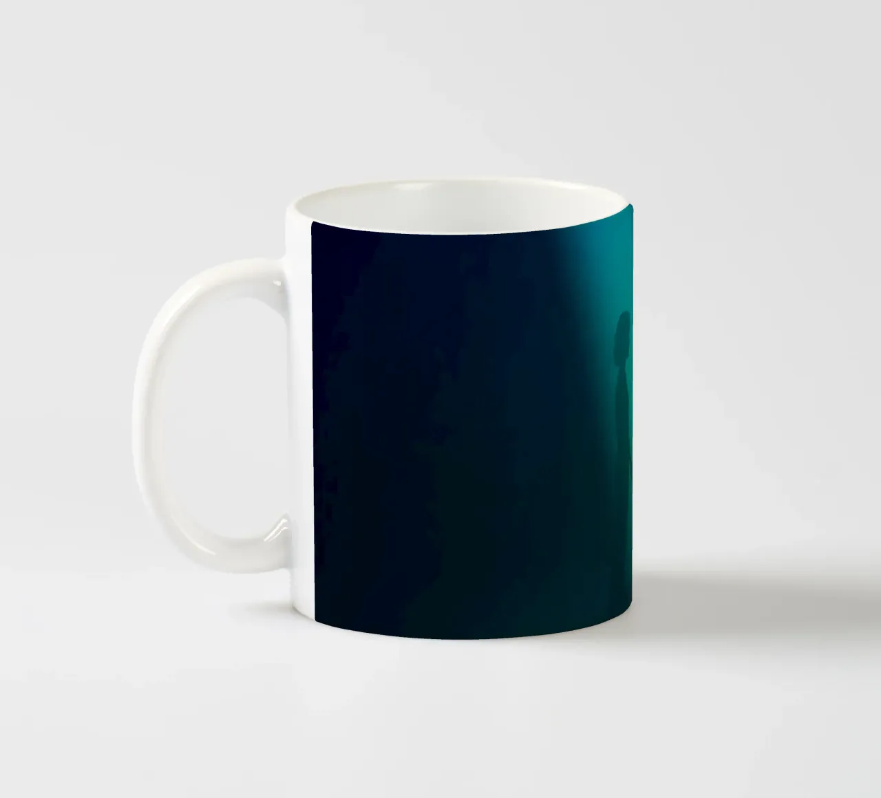 Due figure che si tengono per mano sotto le luci colorate del palcoscenico tazza in ceramica da DesignDoodle