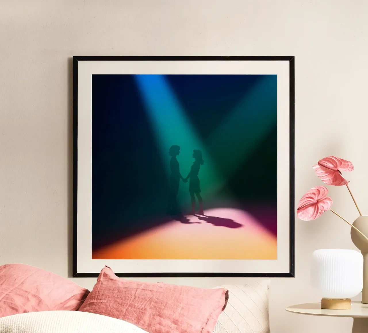 Deux personnages se tenant la main sous des lumières de scène colorées poster de DesignDoodle
